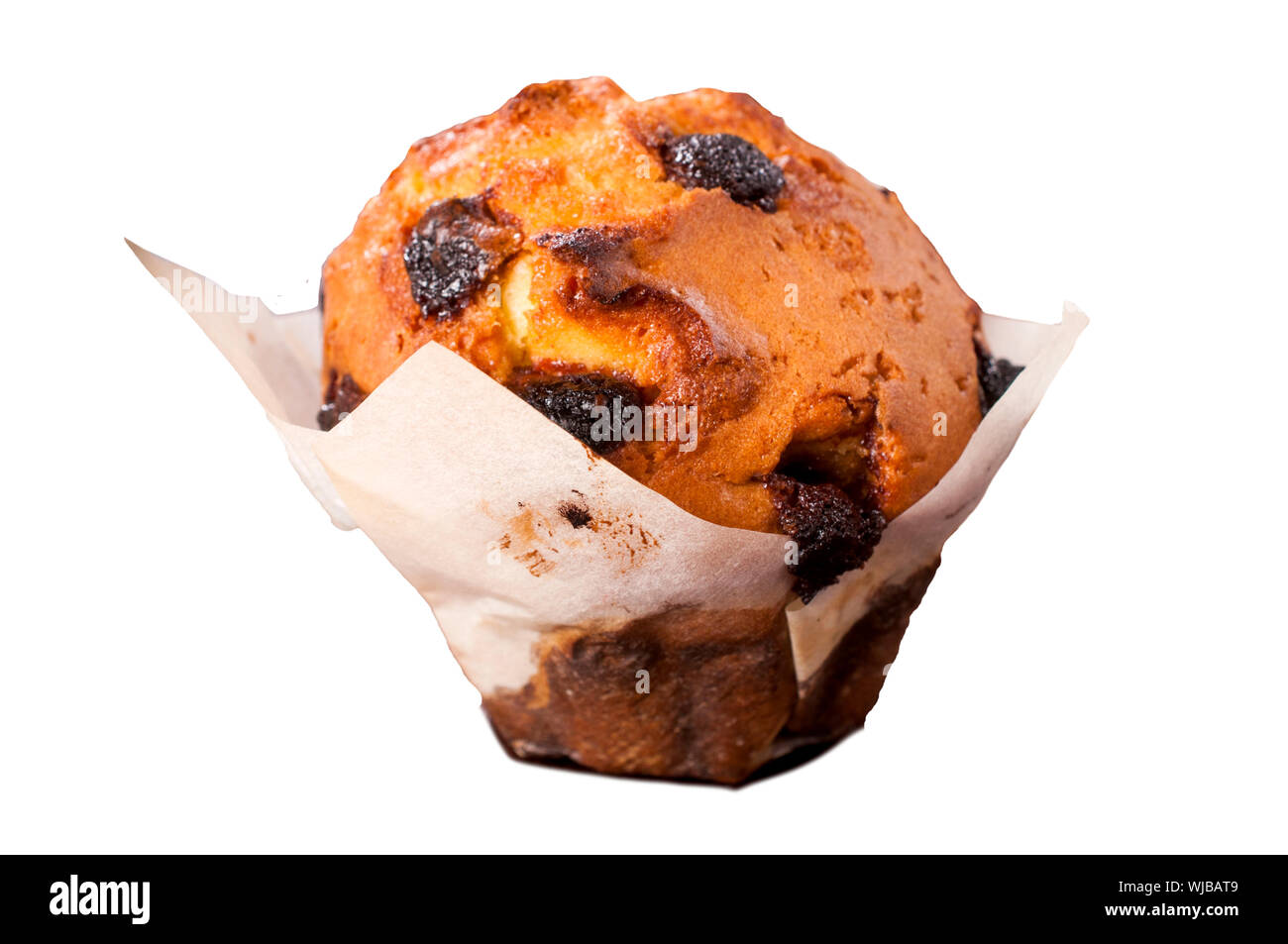 Muffins faits maison avec les canneberges sèches isolé sur fond blanc Banque D'Images