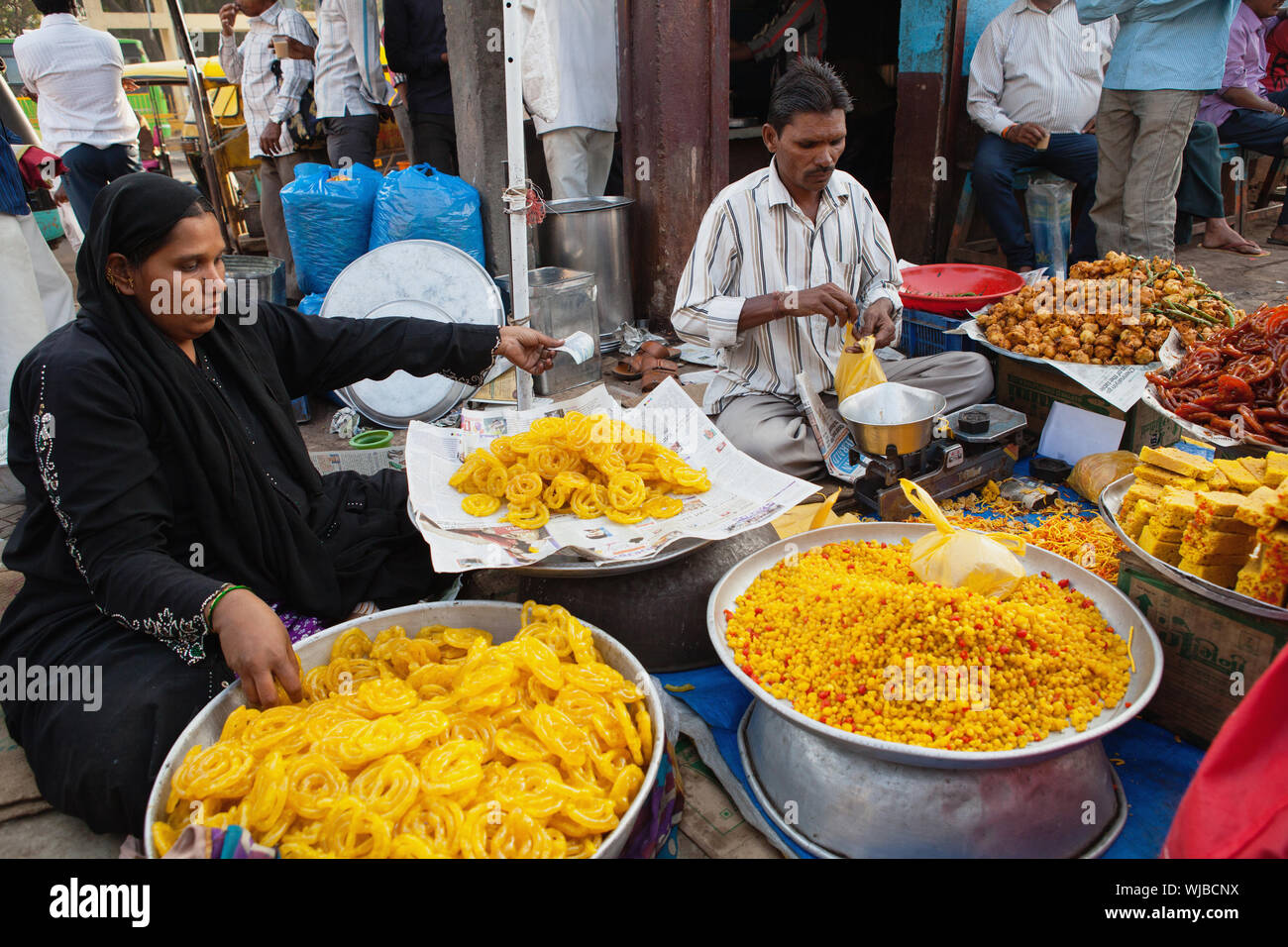 L'Inde, Karnataka, Aywaille, aliment sucré et snack-vendeur dans Bijapur marché. Banque D'Images
