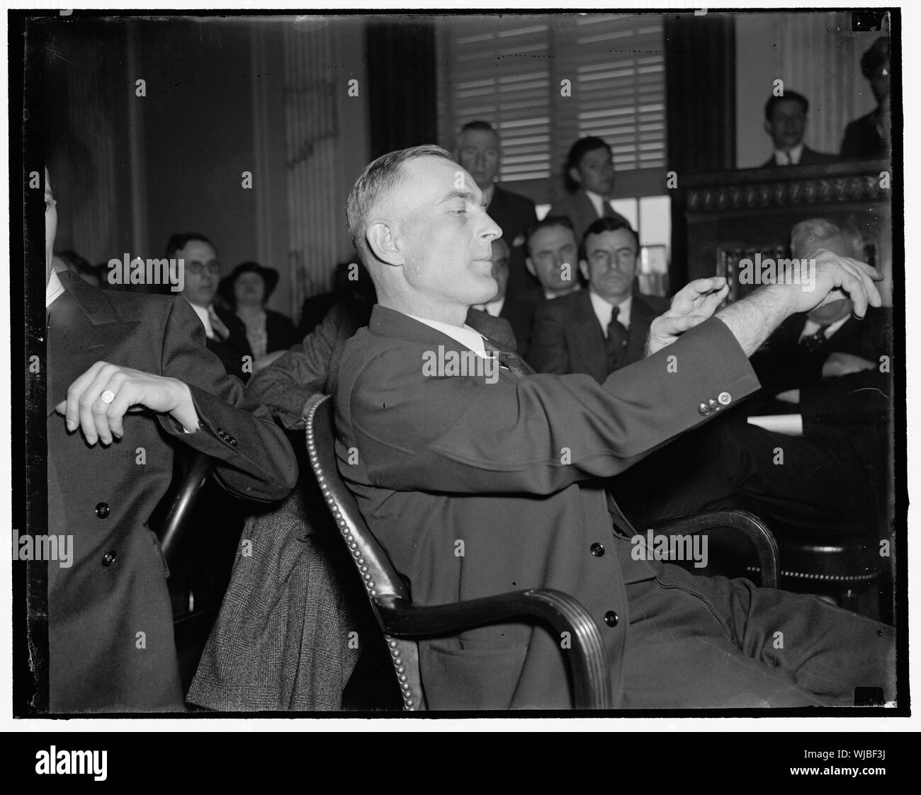 Harlan témoin parle de pot-de cacher-out. Washington, D.C., le 28 avril. Hugh Taylor, ancien comté de Harlan, Ky. Le shérif adjoint, a dit à la commission des libertés civiles La Follette aujourd'hui que High Sheriff T.R. Middleton lui a offert 2 000 $ pour masquer au cours de la présente enquête. Avec les deux mains paralysées par des blessures par balles, Taylor a déclaré qu'il a passé deux semaines à l'hôpital d'urgence ici en mars après avoir été forcé de fuir l'hôpital Harlan. Il a été tué, dit-il, par deux autres députés, probablement parce qu'il a refusé d'adhérer à la Musick meurtre, 28/04/1937 Banque D'Images