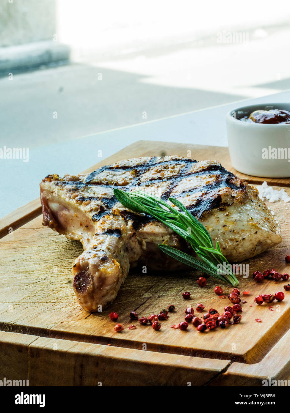 Close-up of Fresh Steak de boeuf grillé sur planche à découper en bois avec des épices Banque D'Images
