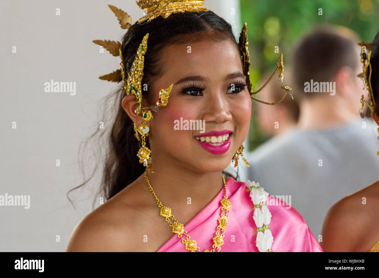 Danseurs thaïlandais à attendre leur tour d'exécuter au Wat Arun à Bangkok en Thaïlande Banque D'Images