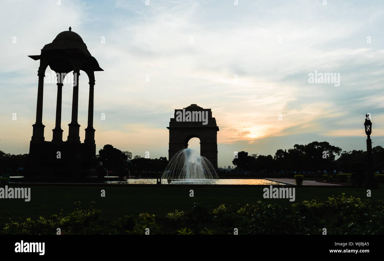 Vue de l'auvent et la porte de l'Inde, un monument de guerre de part et d'autre de l'Inde britannique de Rajpath armée qui est mort en première guerre mondiale Banque D'Images