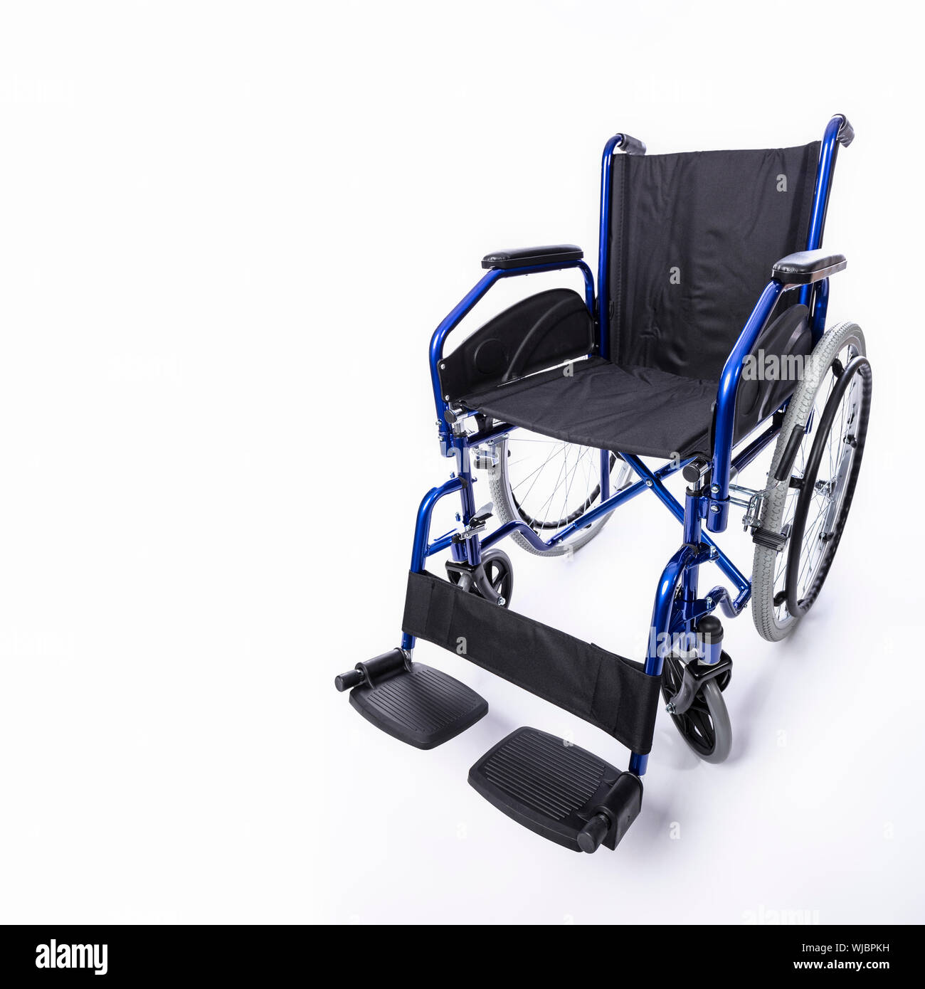 Pour les personnes handicapées en fauteuil roulant sur un fond blanc, l'image nobodyin. Banque D'Images
