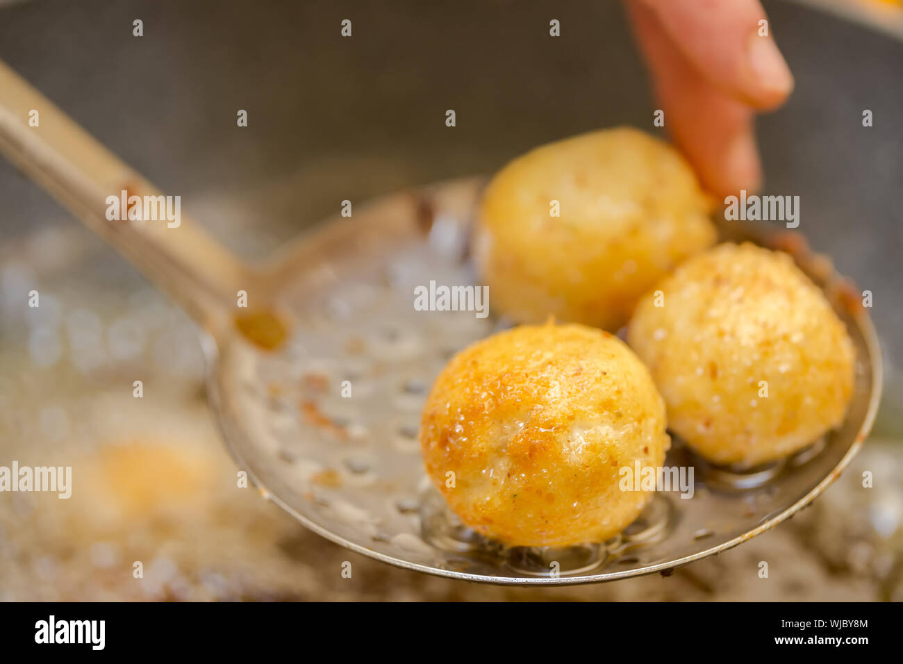 Préparation des boulettes de viande dans une poêle à la maison Banque D'Images