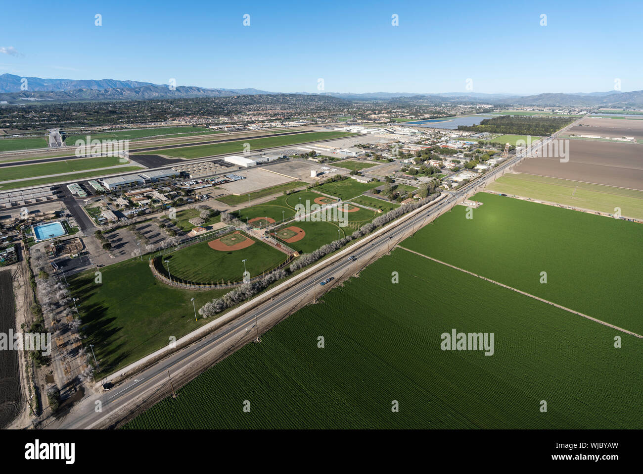 Vue aérienne des terres agricoles et des terrains de baseball près de Camarillo Airport de scenic Ventura County, en Californie. Banque D'Images
