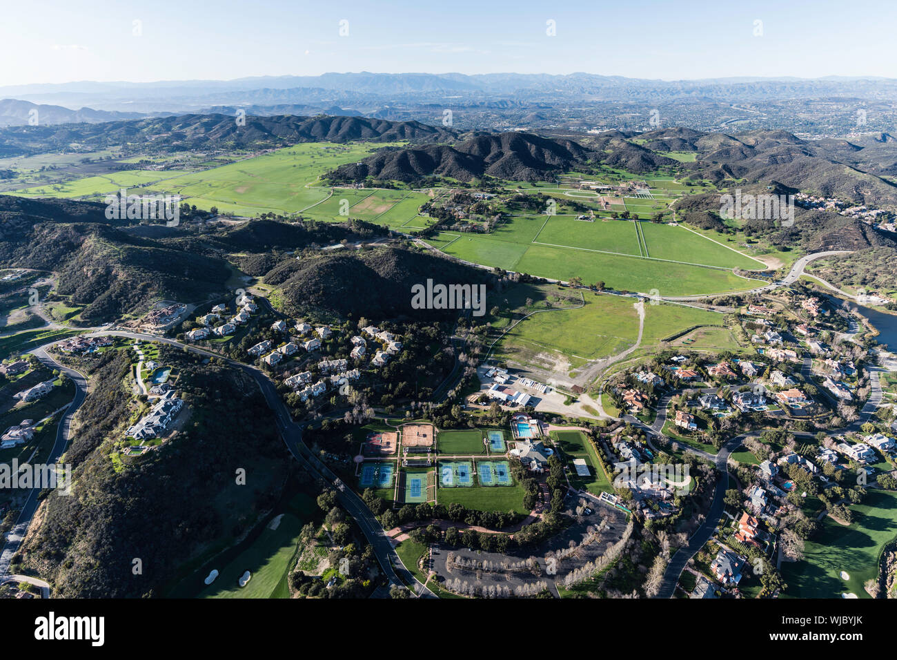 Vue aérienne de Hidden Valley homes et ranchs dans les montagnes de Santa Monica près de Thousand Oaks, en Californie. Banque D'Images