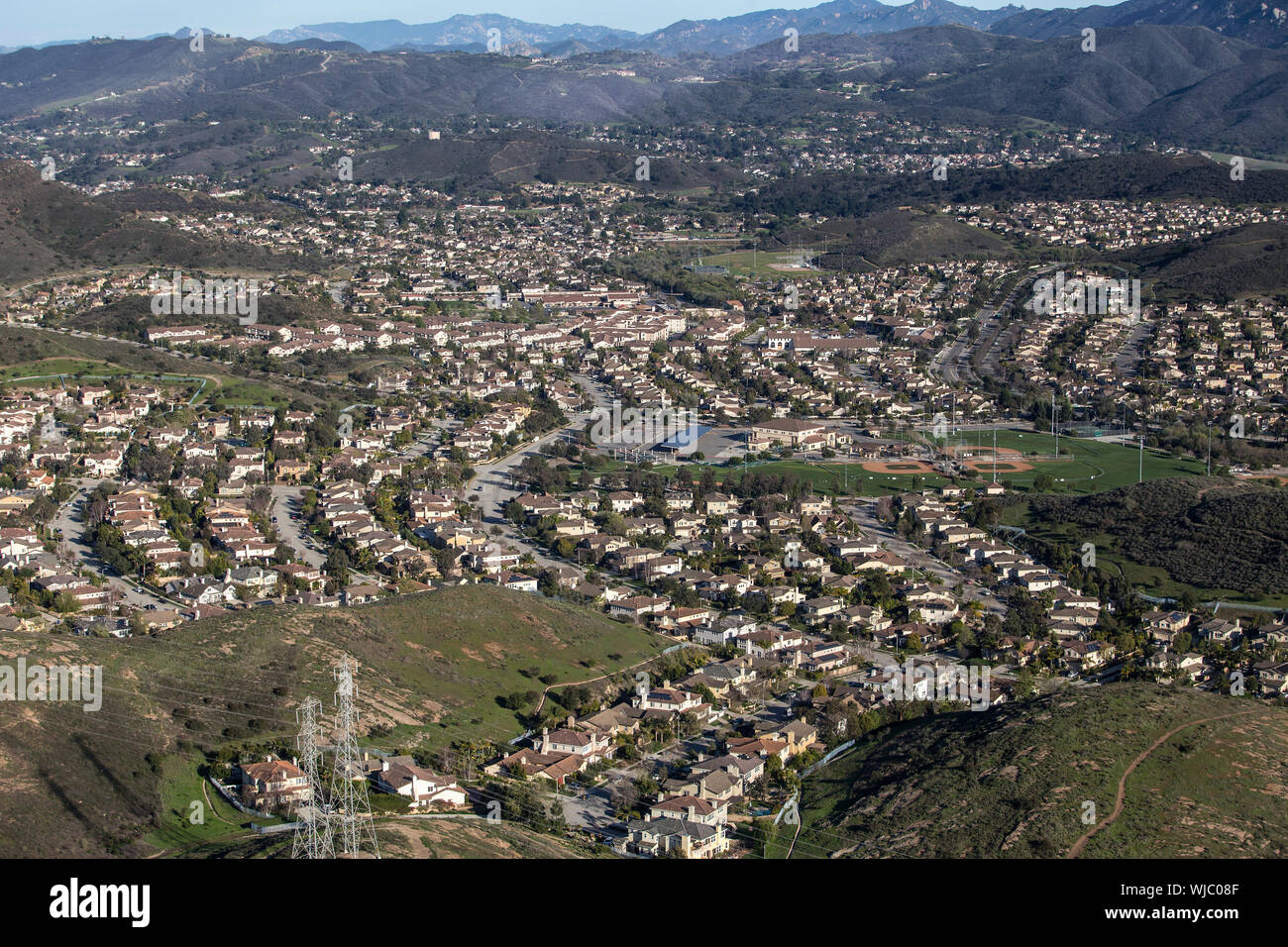Vue aérienne de réseau express régional maisons de la vallée, près de Los Angeles dans le quartier de Newbury Park Thousand Oaks, en Californie. Banque D'Images