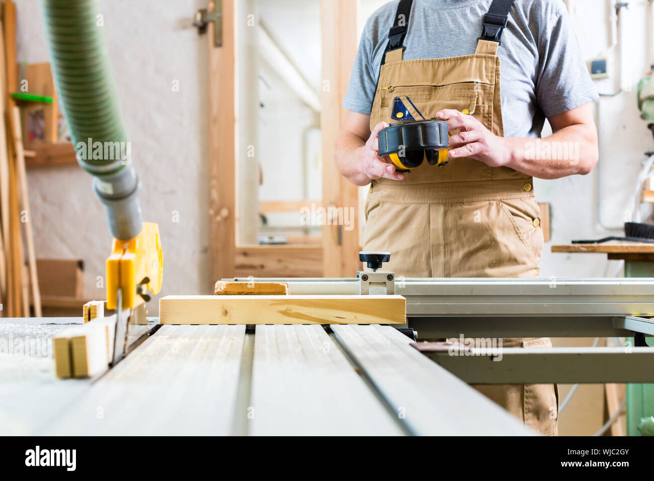 Carpenter using electric saw en menuiserie Banque D'Images