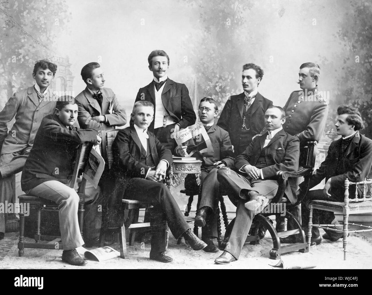 SIMPLICISSIMUS personnel sur 1910 avec éditeur Ludwig Thomas tenant un exemplaire du magazine satirique allemand thew Banque D'Images
