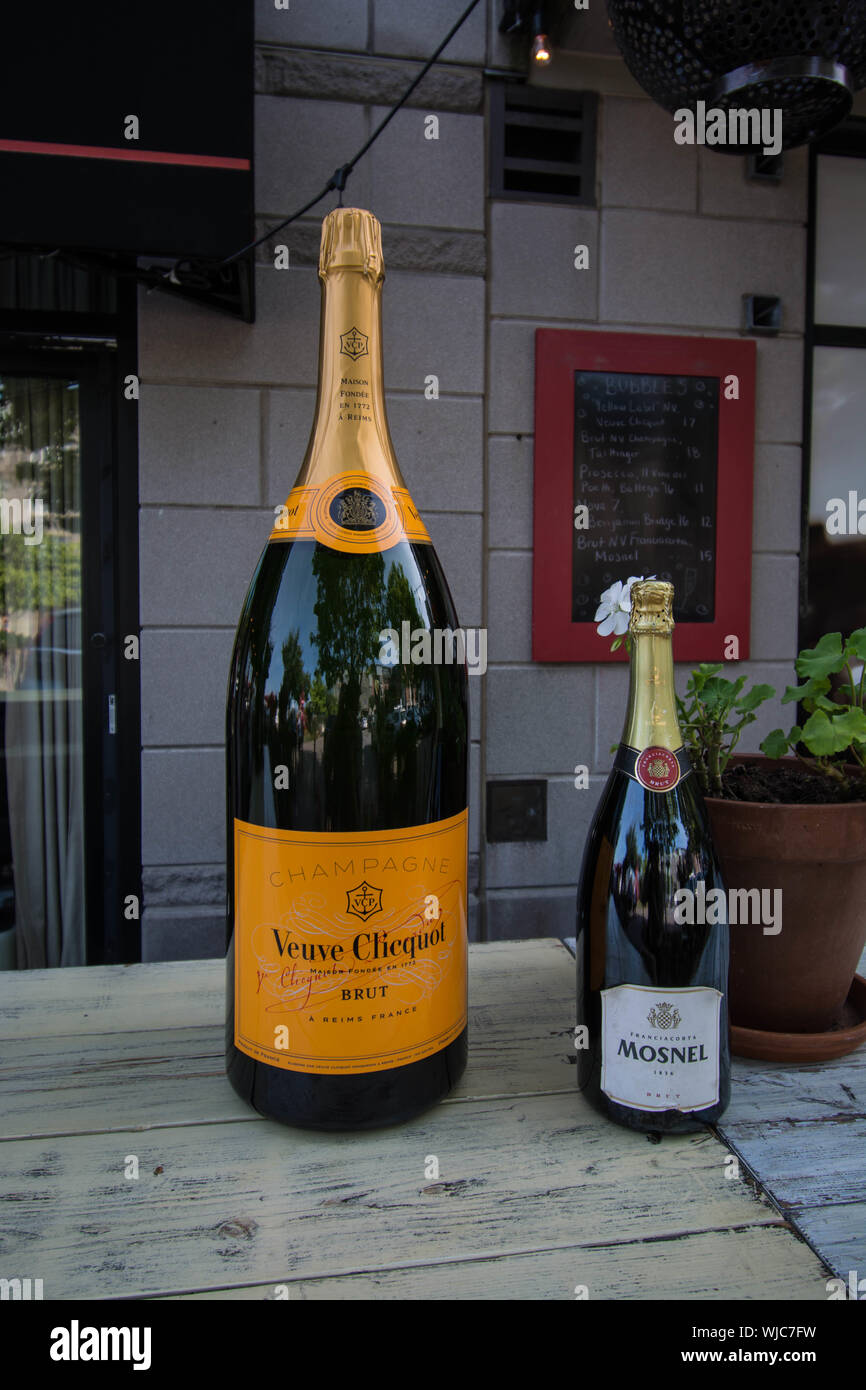 Grande bouteille de champagne à Halifax, Nouvelle-Écosse Photo Stock - Alamy