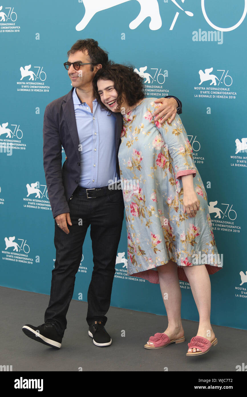 L'Italie, Lido di Venezia, le 3 septembre 2019 : Le réalisateur Atom Egoyan arménienne au photocall de "l'invité d'honneur". Dans l'image avec l'ARTC libanais Banque D'Images
