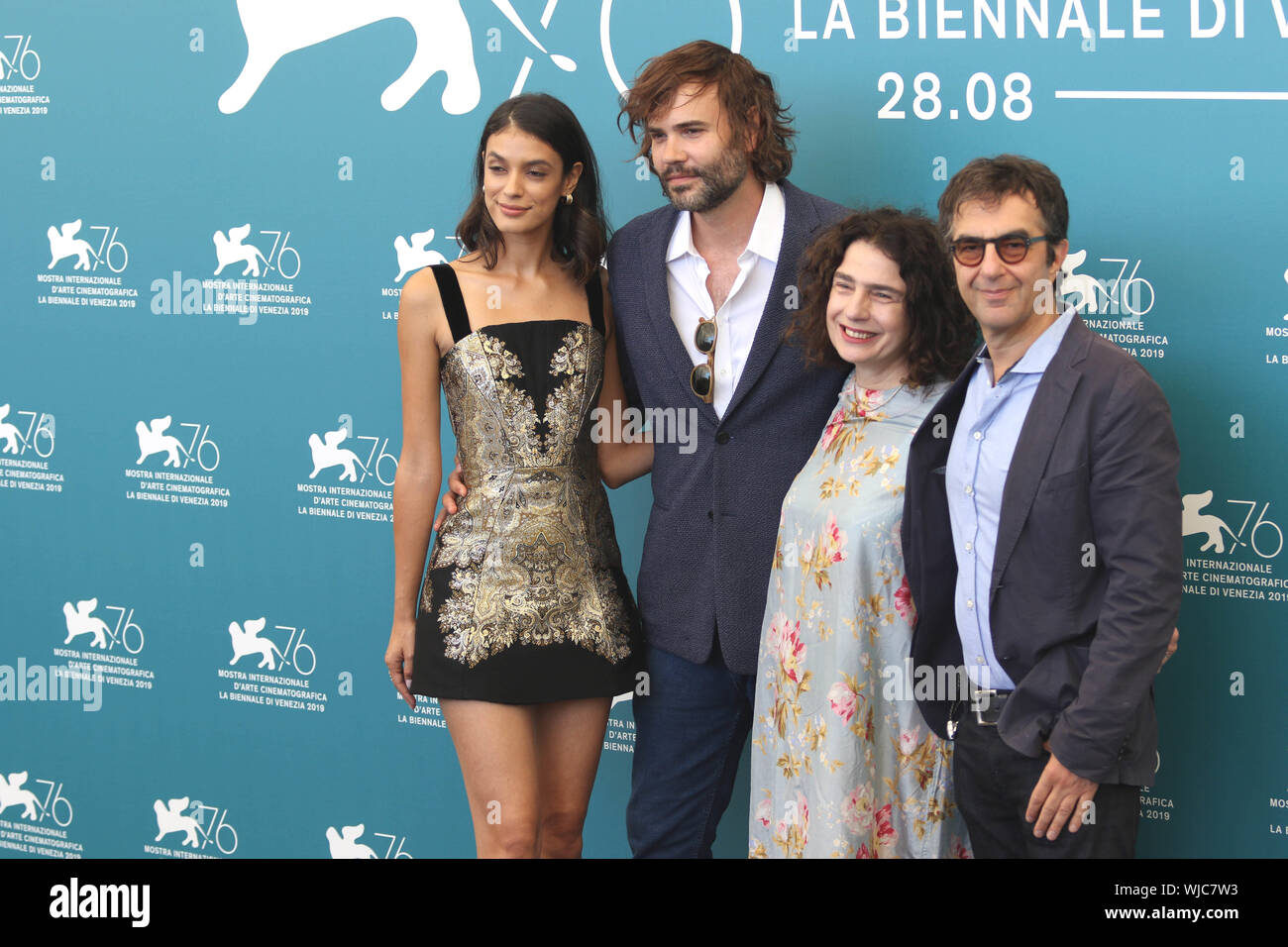 L'Italie, Lido di Venezia, le 3 septembre 2019 : Photocall de "l'invité d'honneur". (R) Le directeur arménienne Atom Egoyan, Arsinee Khanjian, Rossif Sutherland Banque D'Images