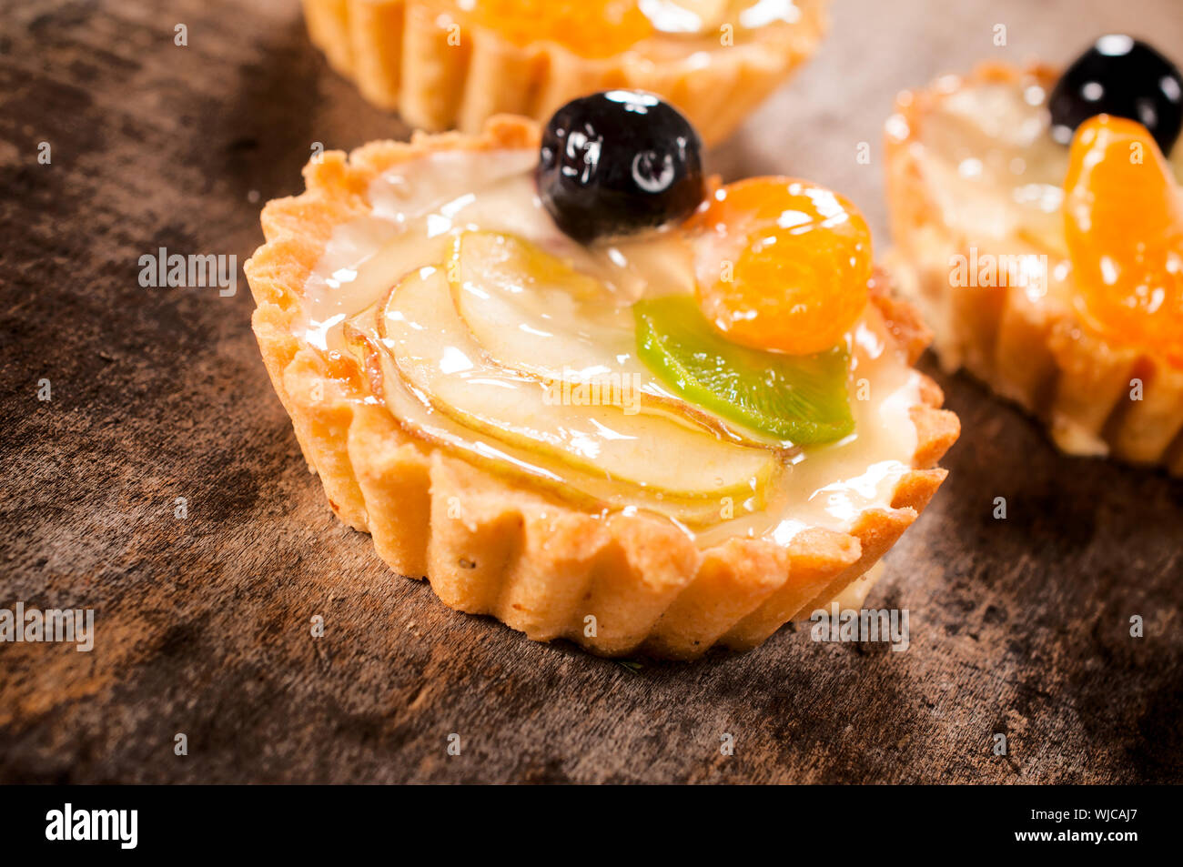 Coupes De Fruits Avec De La Gelatine Focus Selectif A L Avant Un Gateau Aux Fruits Photo Stock Alamy Coupes De Fruits Avec De La Gelatine Focus Selectif A L Avant Un Gateau Aux Fruits Photo Stock Alamy