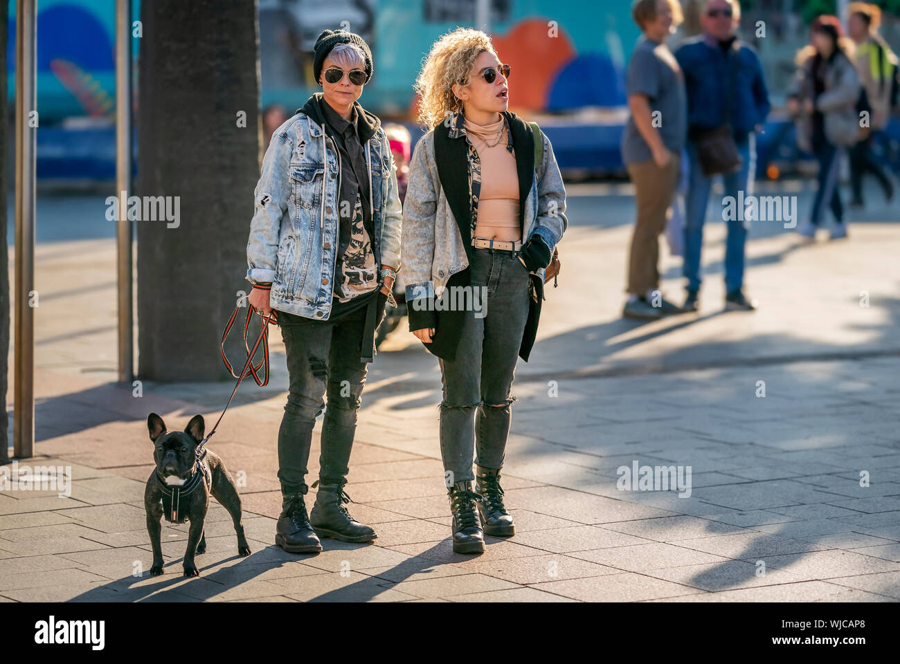 Les femmes à l'extérieur avec un chien, Mennigarnott ou culturel 24, Reykjavik, Islande. Banque D'Images