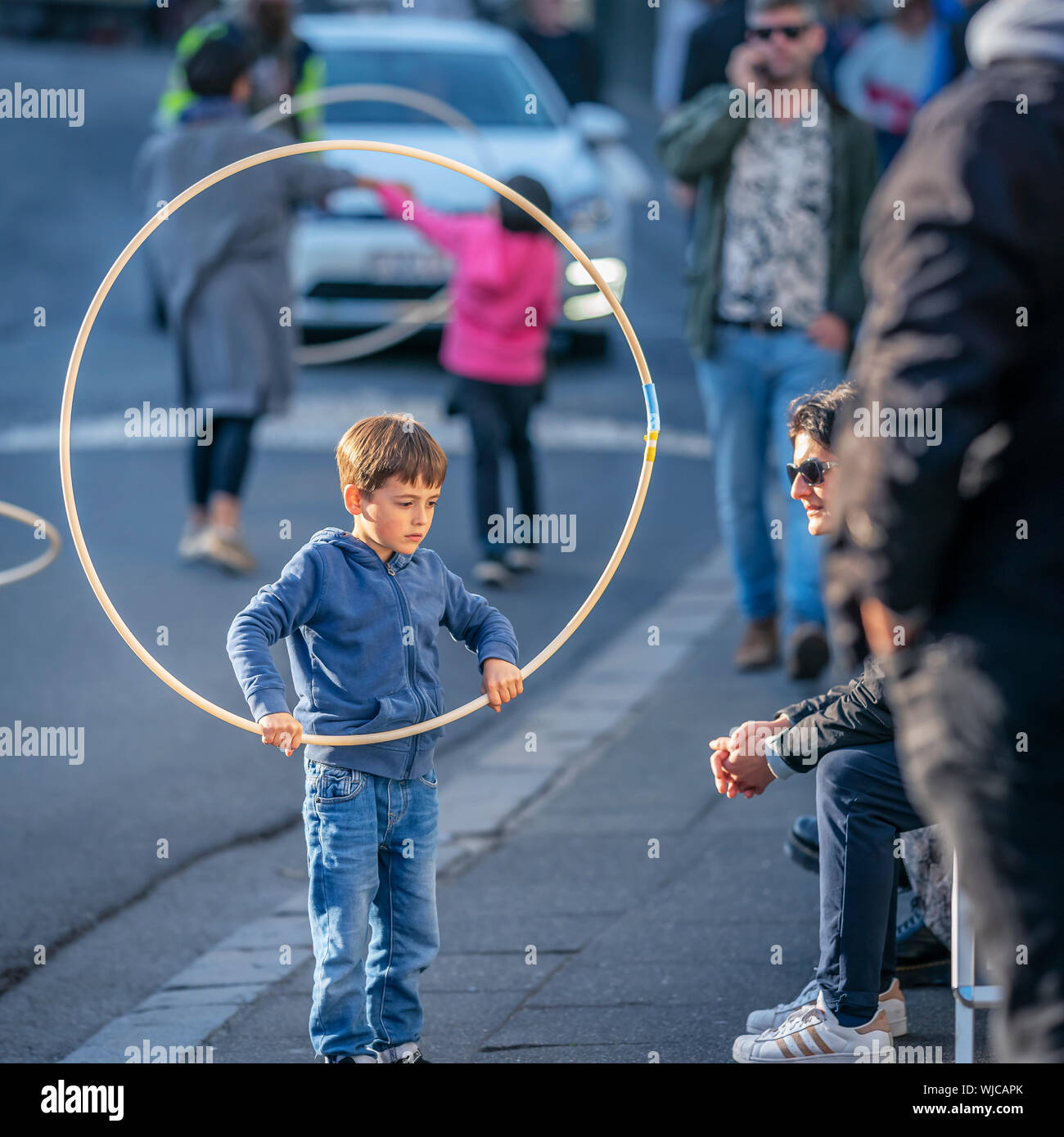 Les enfants jouent avec des cerceaux, Menningarnott ou culturel 24, Reykjavik, Islande. Rue fermée hors de voitures. Banque D'Images