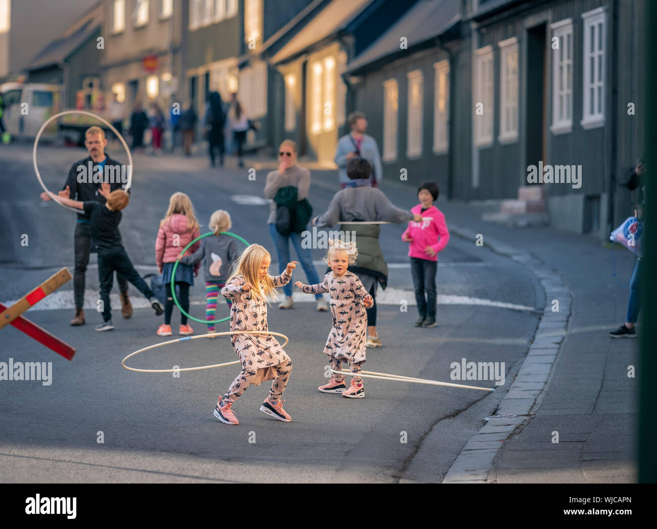 Les enfants jouent avec des cerceaux, Menningarnott ou culturel 24, Reykjavik, Islande. Rue fermée hors de voitures. Banque D'Images