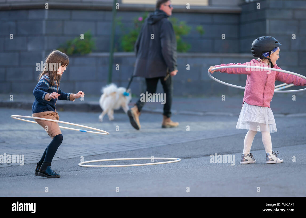 Les enfants jouent avec des cerceaux, Menningarnott ou culturel 24, Reykjavik, Islande. Rue fermée hors de voitures. Banque D'Images