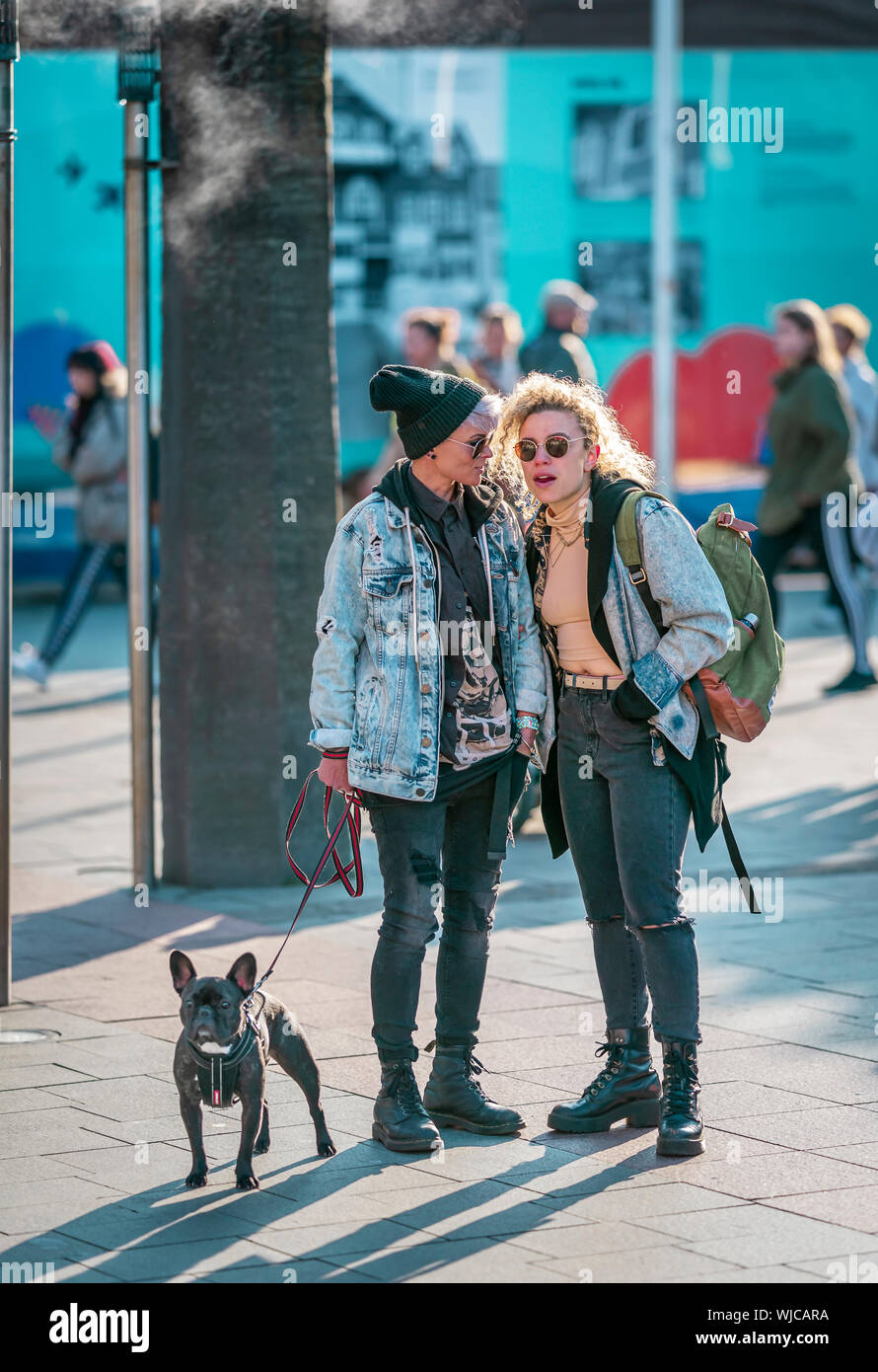 Les femmes à l'extérieur avec un chien, Mennigarnott ou culturel 24, Reykjavik, Islande. Banque D'Images
