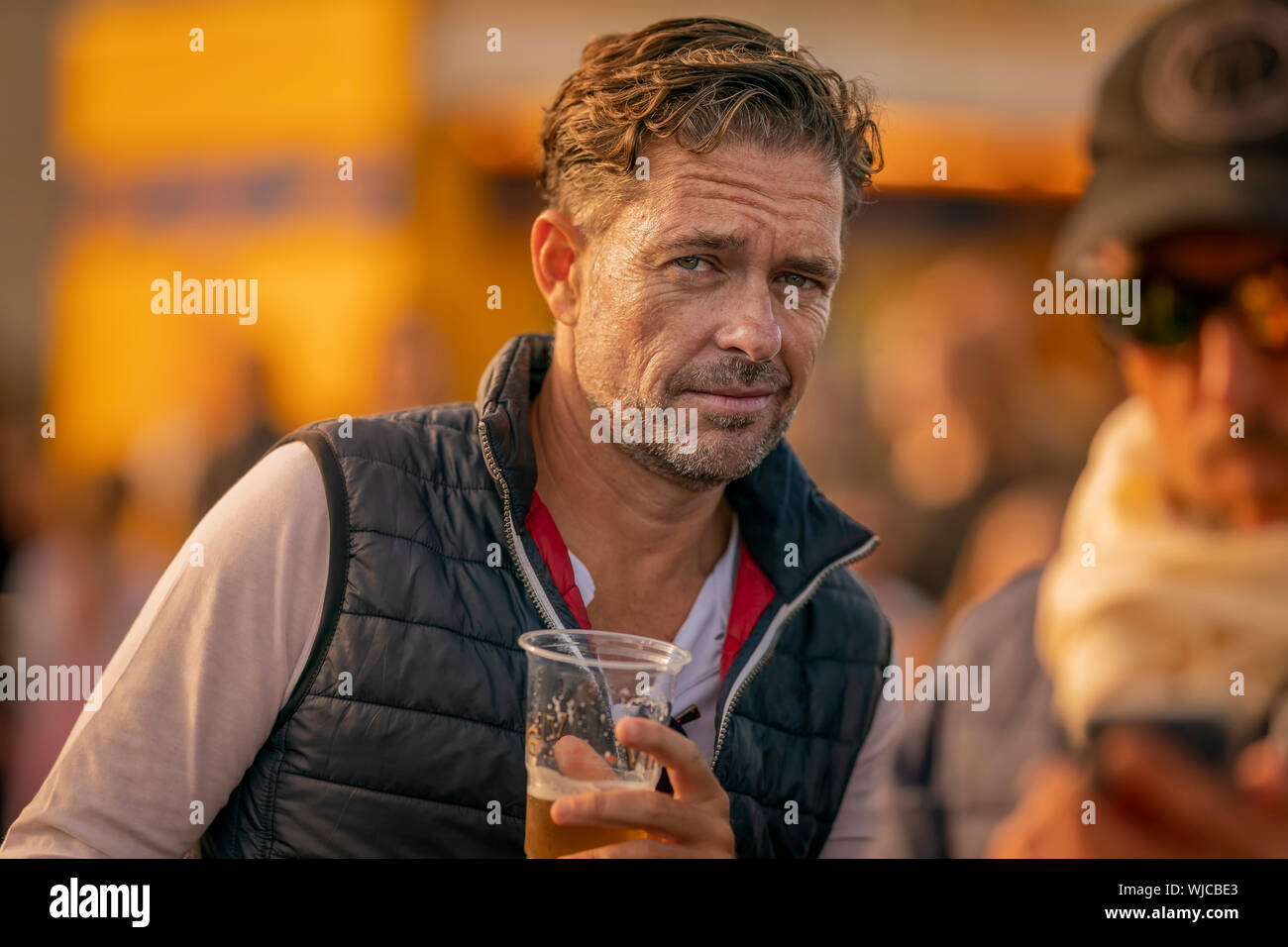 Portrait d'un homme en train de boire une bière, ou Menningarnott Journée Culturelle, Reykjavik, Islande Banque D'Images