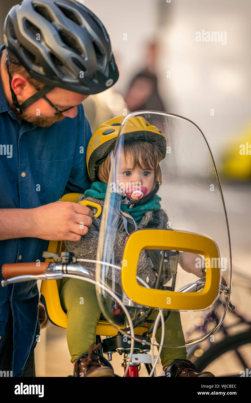 Père de l'enfant tout-petit dans la selle de vélo, Menningarnott ou culturel 24, Reykjavik, Islande. Banque D'Images