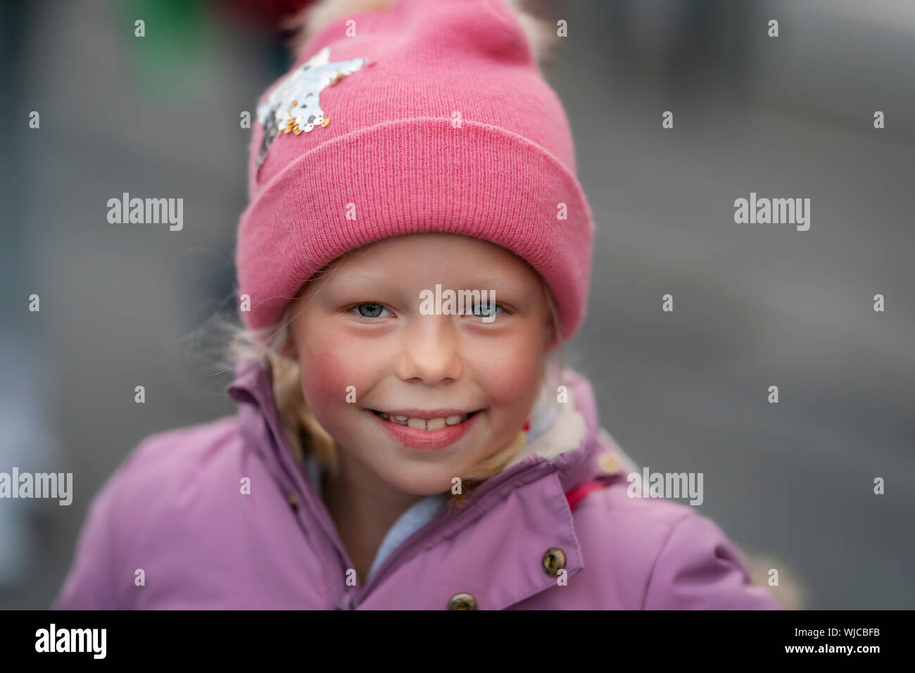 Portrait de jeune fille portant un chapeau, Menningarnott ou culturel 24, Reykjavik, Islande. Banque D'Images