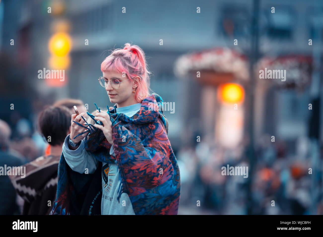 Girl looking at son smart phone, Menningarnott ou culturel 24, Reykjavik, Islande. Banque D'Images