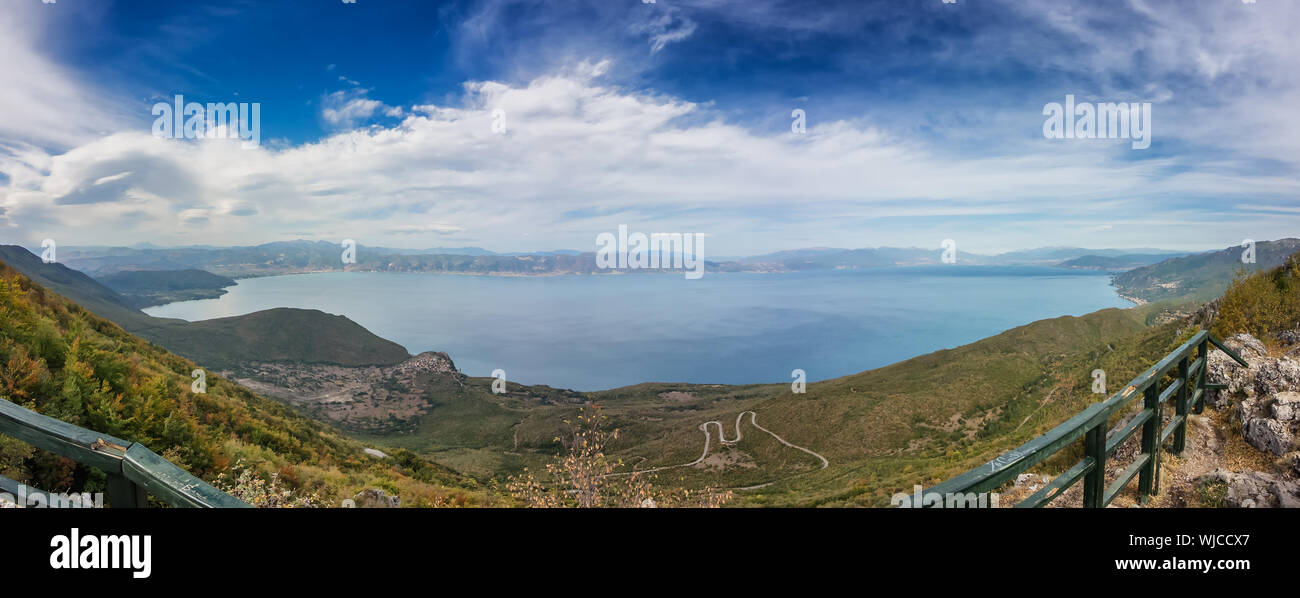 Panorama du lac Ohrid, Macédoine avec petits bateaux Banque D'Images