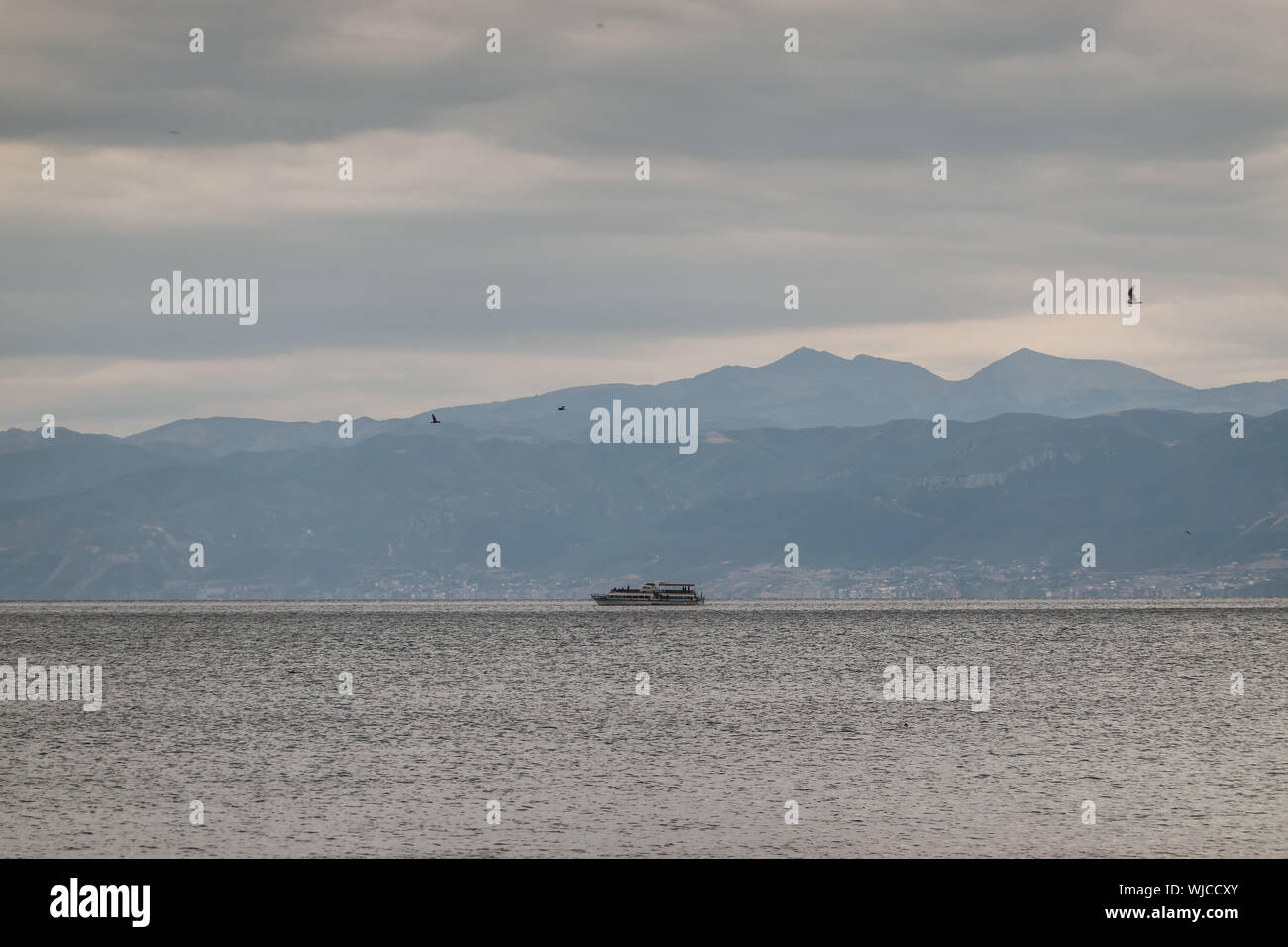Panorama du lac Ohrid, Macédoine avec petits bateaux Banque D'Images