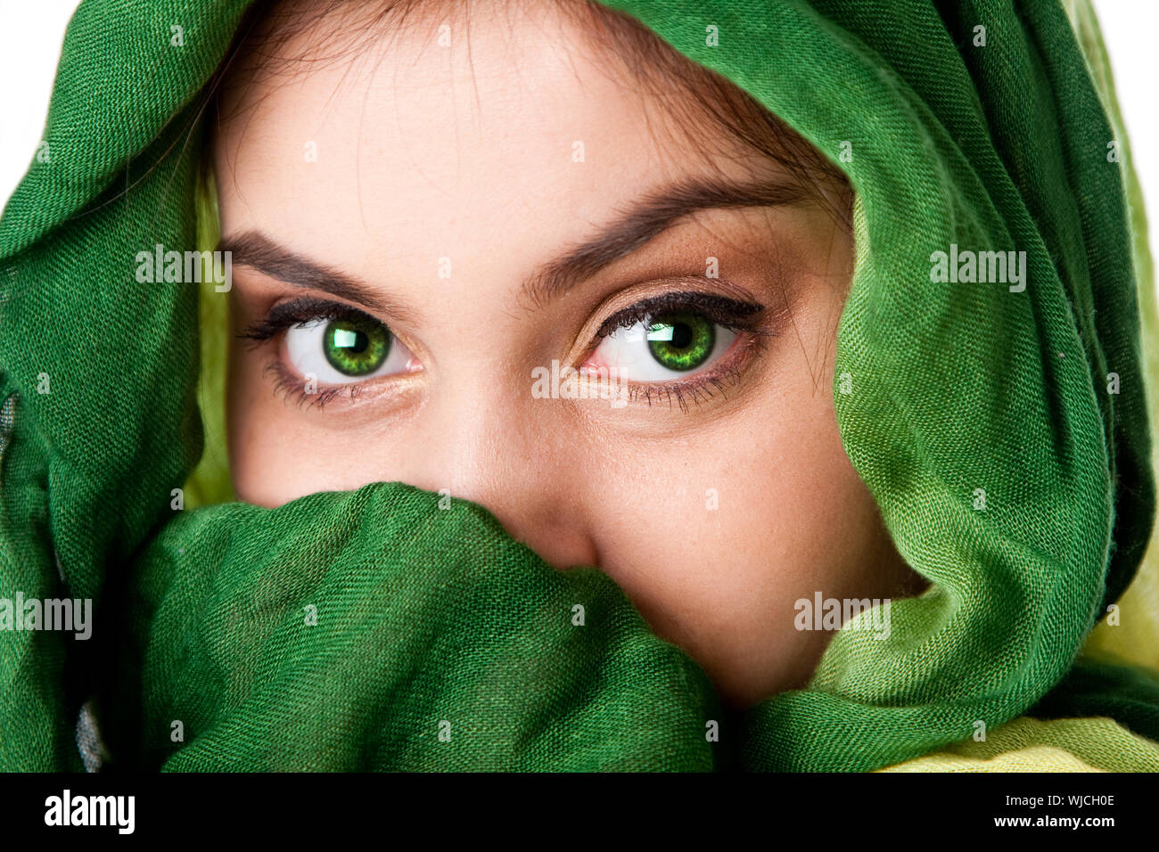 Portrait de beaux mystérieux Caucasian Hispanic Latina woman face aux yeux verts pénétrant et la mode verte écharpe enroulée autour de la tête et mout Banque D'Images