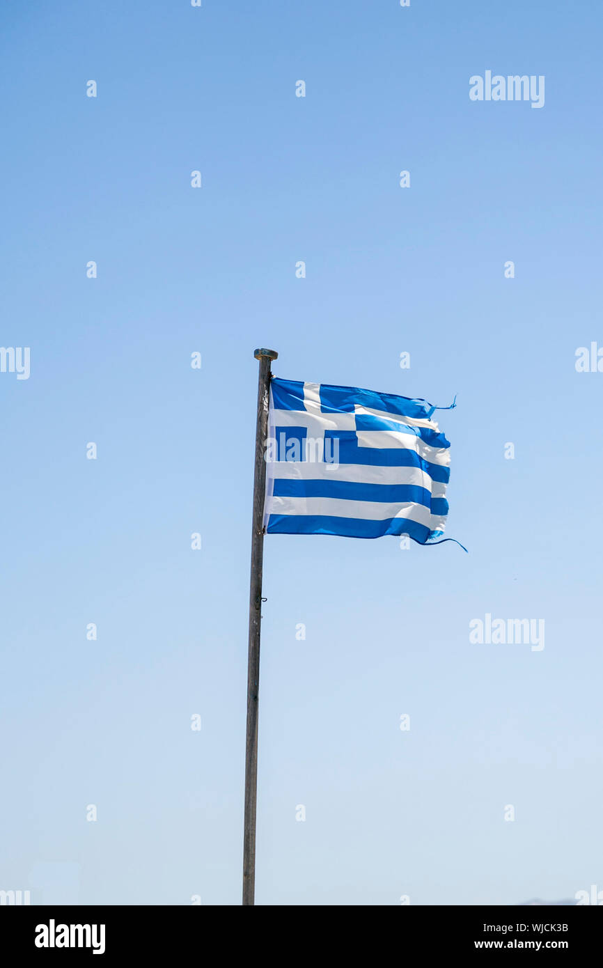 Ragged vieux drapeau grec, isolé sur ciel bleu Banque D'Images