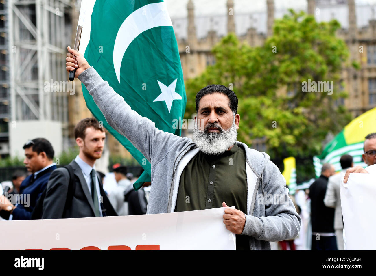 Londres, Royaume-Uni. 06Th Sep 2019. Un manifestant tient un drapeau pendant la manifestation.Cachemire les manifestants se sont réunis à la place du Parlement pour exiger l'arrêt de l'occupation de leur territoire et les violations des droits de l'homme. Ils demandent au gouvernement indien pour commencer le processus de démilitarisation et de restaurer la démocratie sur leur territoire. Credit : SOPA/Alamy Images Limited Live News Banque D'Images