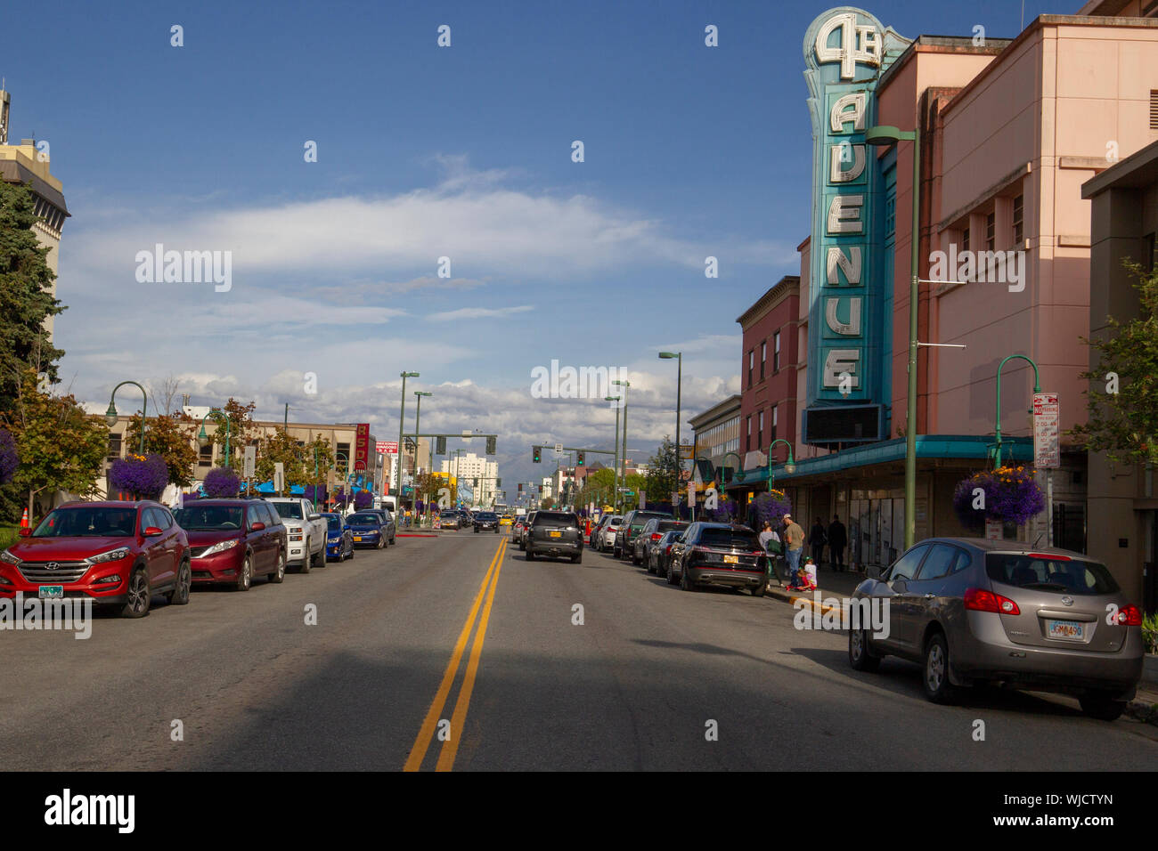 Vue générale du Quatrième Avenue au centre-ville d'Anchorage, Alaska avec la chaîne de montagnes Chugach en arrière-plan. Banque D'Images