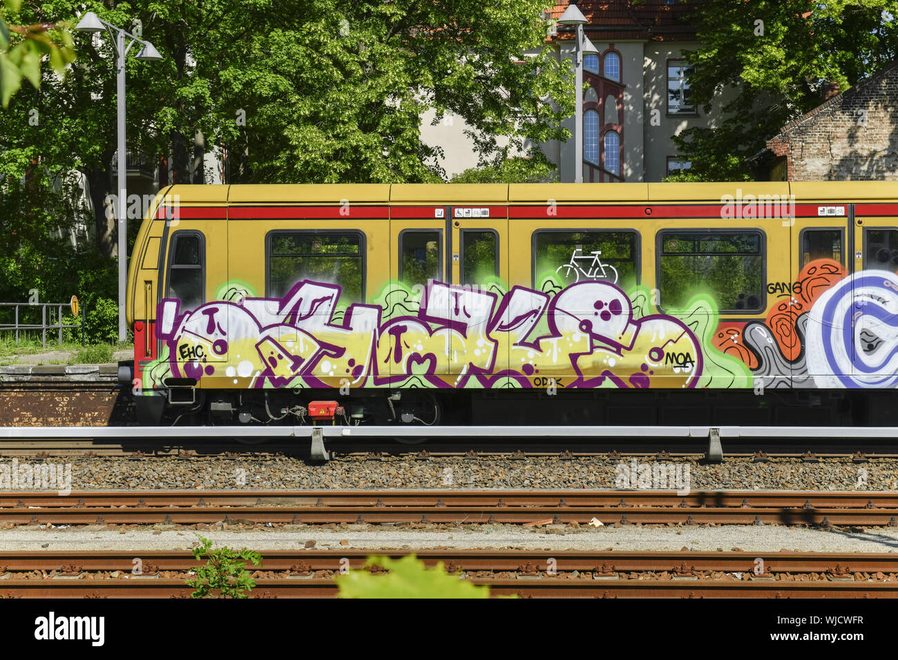 Berlin, Allemagne, de couleurs vives, de couleur, de façon imagée, pulvérisé, graffiti, graffitis, à la lumière des champs lumineux, sur le terrain, la ligne, les dommages matériels, les dommages matériels, Sb Banque D'Images