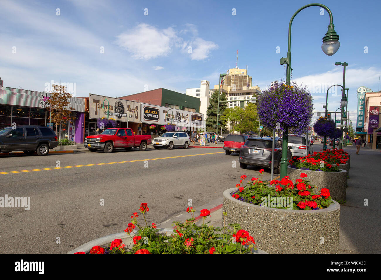 Vue générale du Quatrième Avenue au centre-ville d'Anchorage, Alaska avec la chaîne de montagnes Chugach en arrière-plan. Banque D'Images