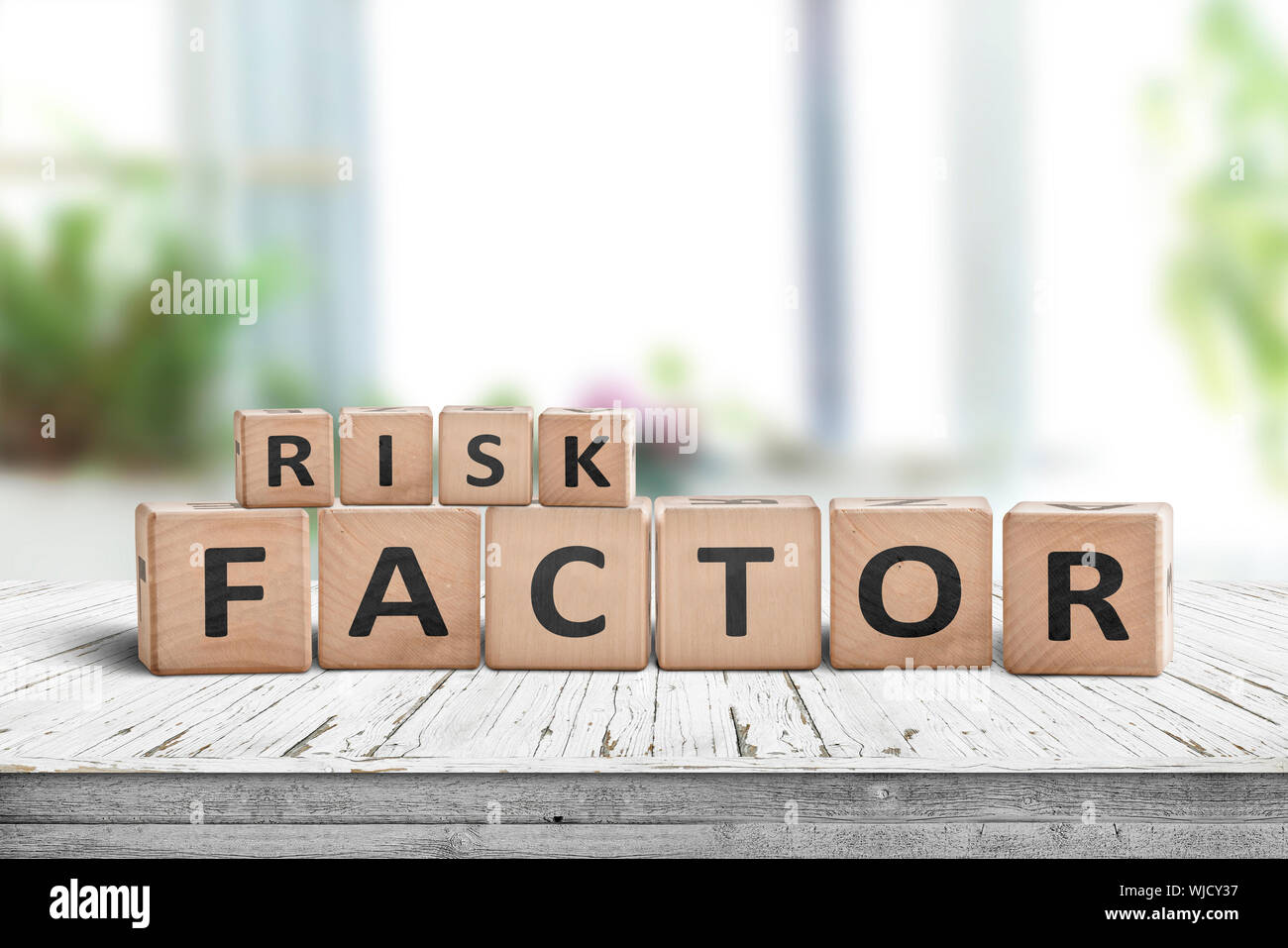 Facteur de risque signe sur une table en bois dans un salon lumineux à la lumière du jour frais Banque D'Images