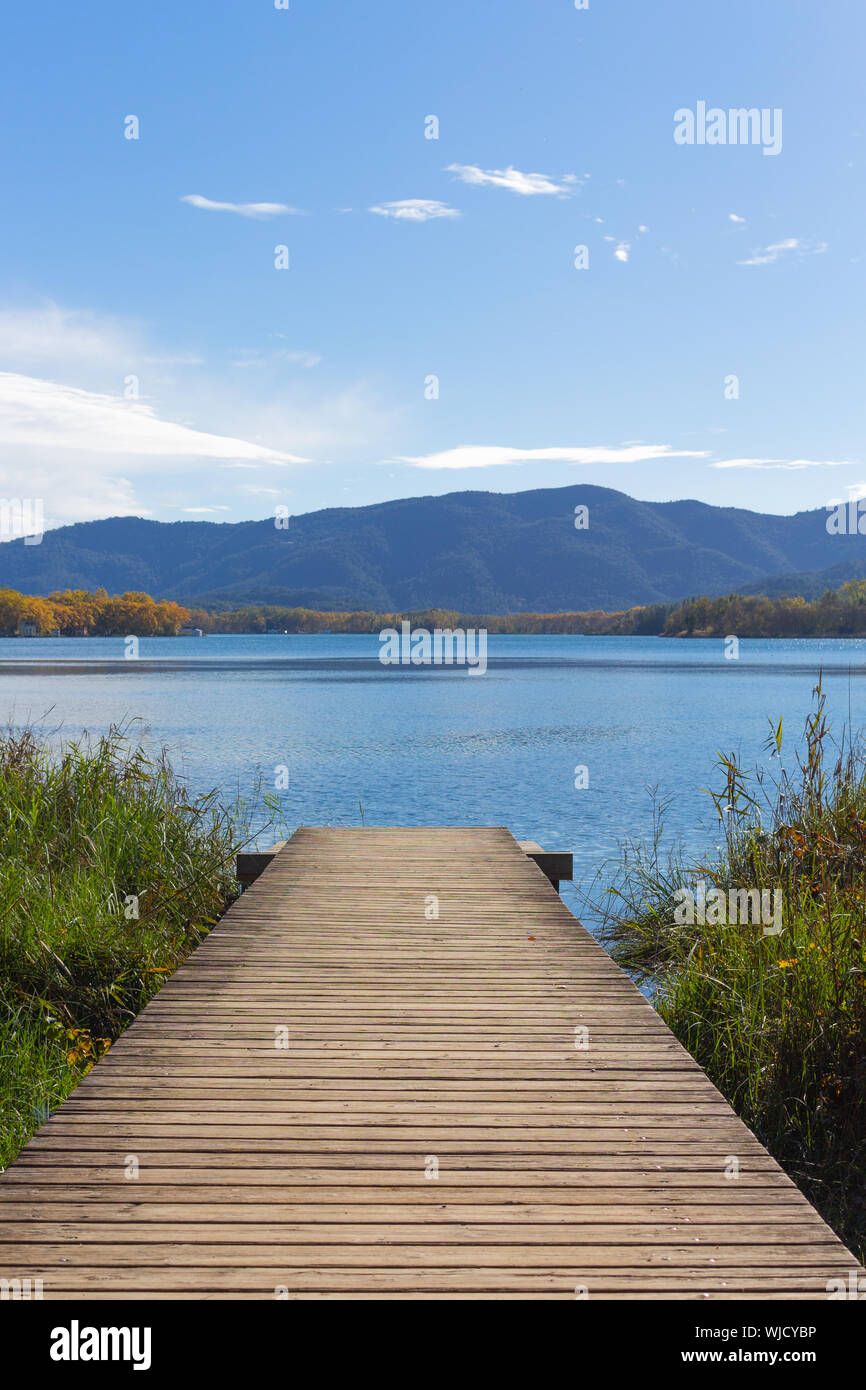 Paysage du lac Banyoles, Catalogne, Espagne au printemps. Banque D'Images