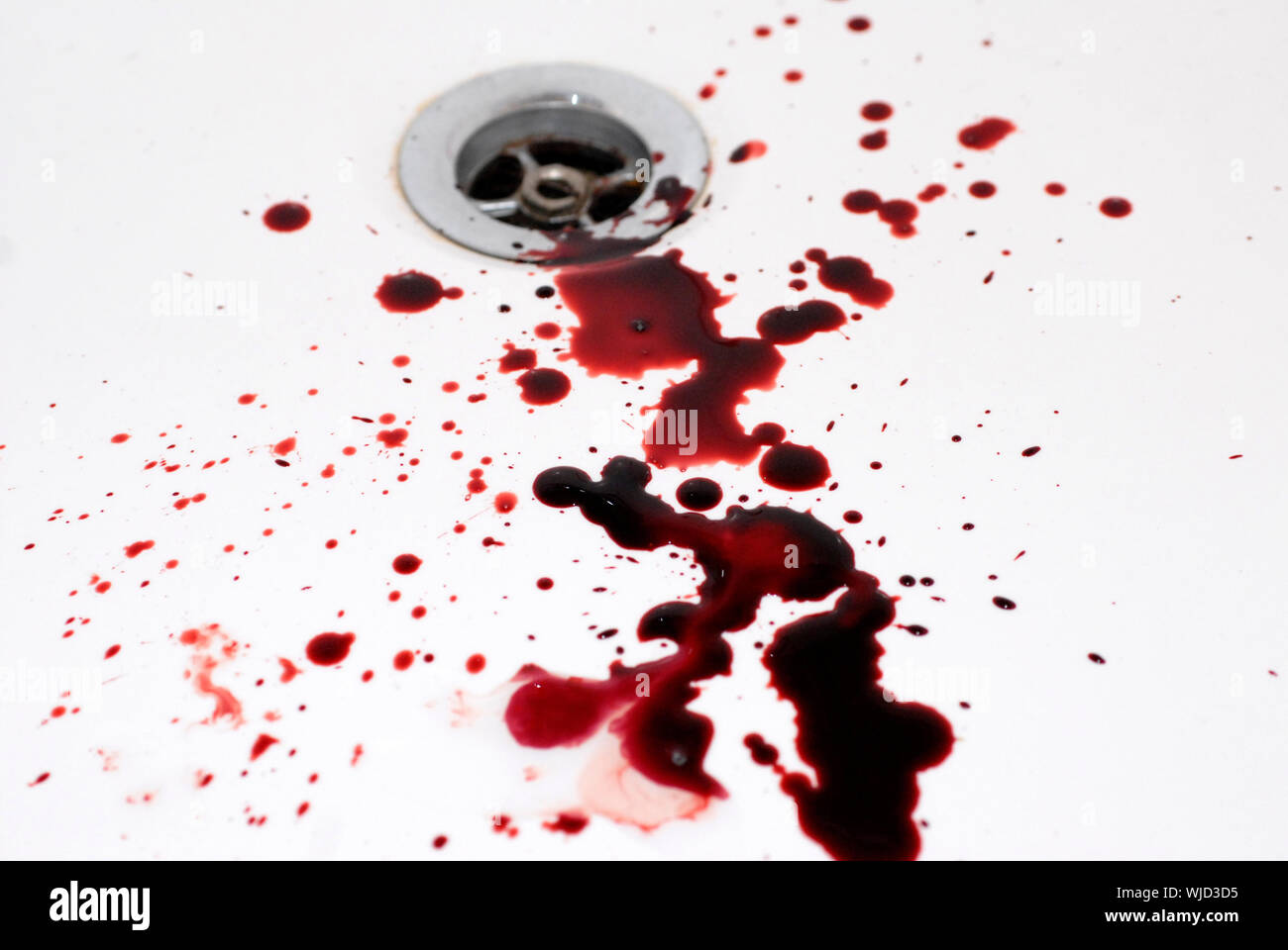 Dans une salle de bains de sang humain : le suicide dans une baignoire  Photo Stock - Alamy