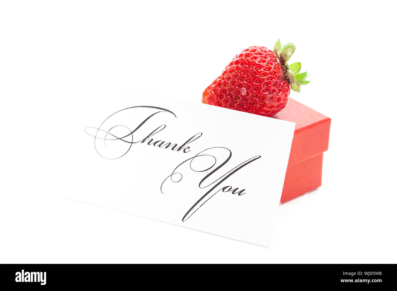 Boîte cadeau rouge, carte de remerciement et fraises isolated on white Banque D'Images