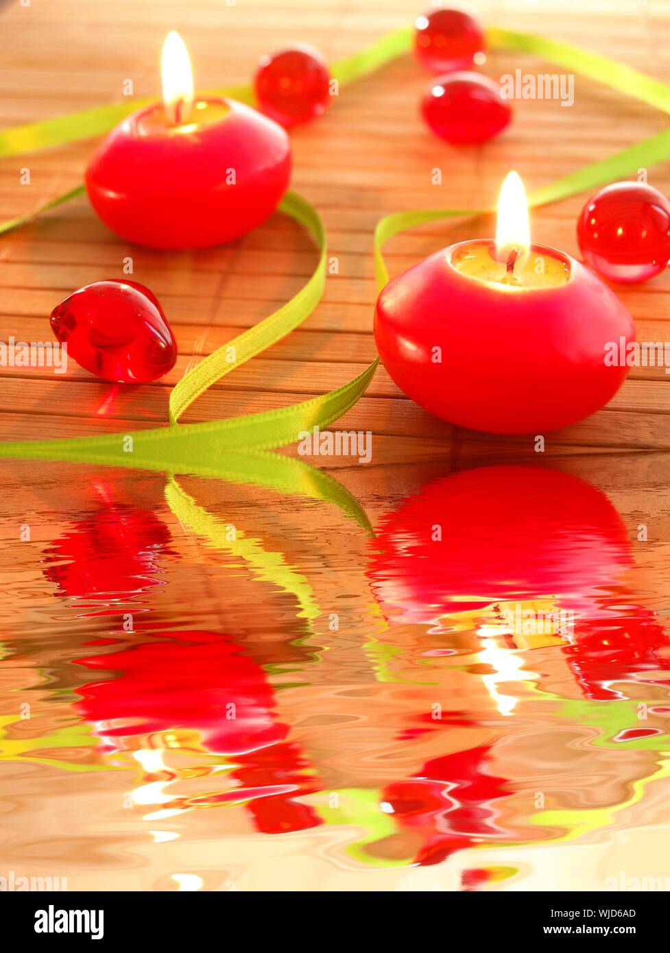 Bougie spa et de l'eau reflet montrant concept zen Banque D'Images