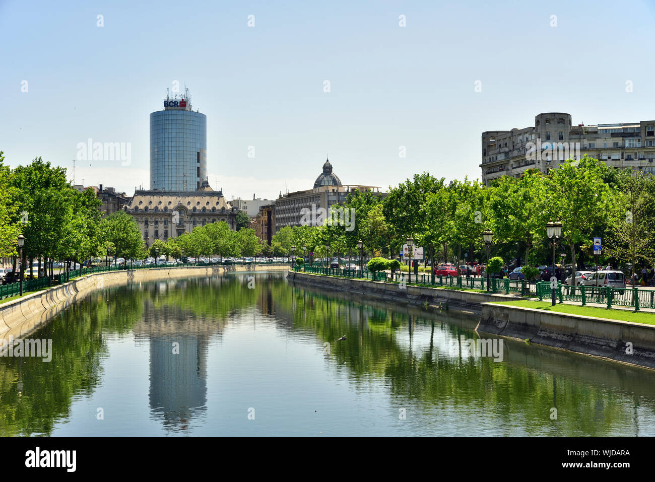 La rivière Dambovita, dans le centre de Bucarest, Roumanie Banque D'Images