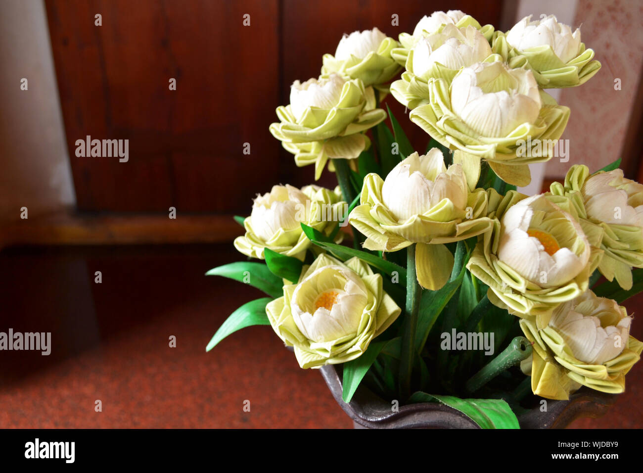 Beaucoup de fleur de lotus dans Vase en céramique à temple Banque D'Images