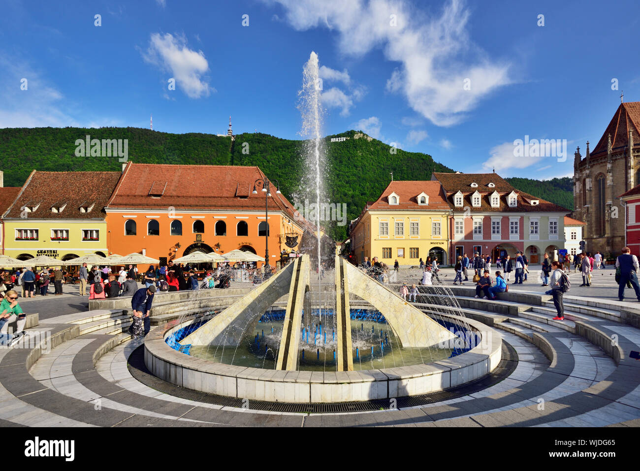 Maisons dans Piata Sfatului (place du Conseil) et de la montagne Tampa. Brasov, en Transylvanie. Roumanie Banque D'Images