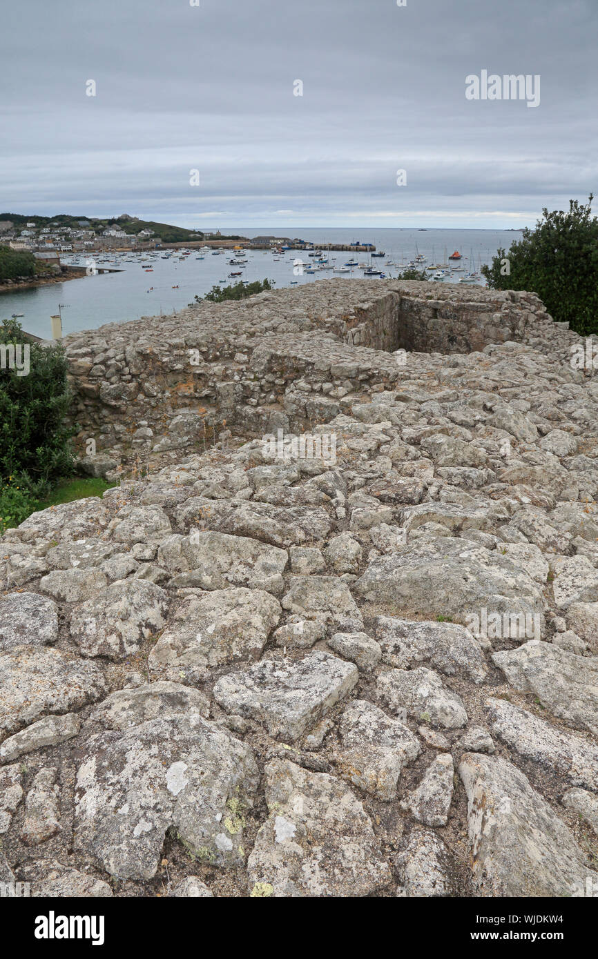 Harry's Wall sur St Mary's Scilly avec Hugh Town dans l'arrière-plan Banque D'Images