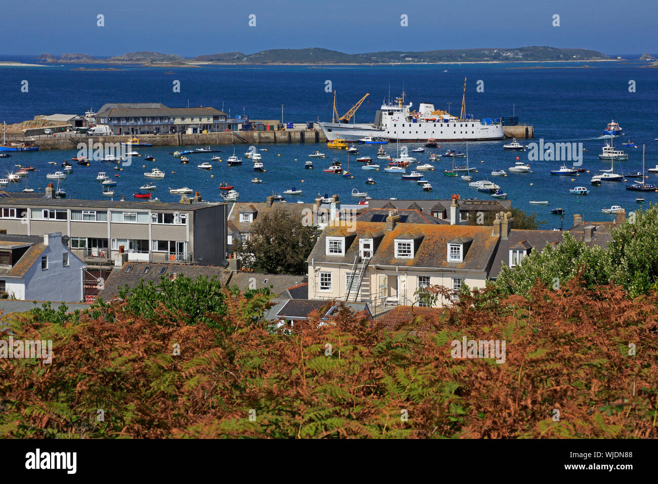 Voir plus de Hugh Town St Mary's Scilly montrant le Scillonian ferry Banque D'Images