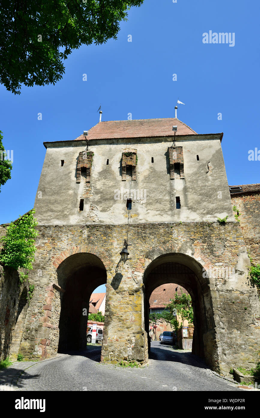 La tour de tailleurs (Turnul Croitorilor) datant du 14ème siècle, défend l'entrée ouest de la citadelle de la vieille ville médiévale. Un monde de l'Unesco Banque D'Images