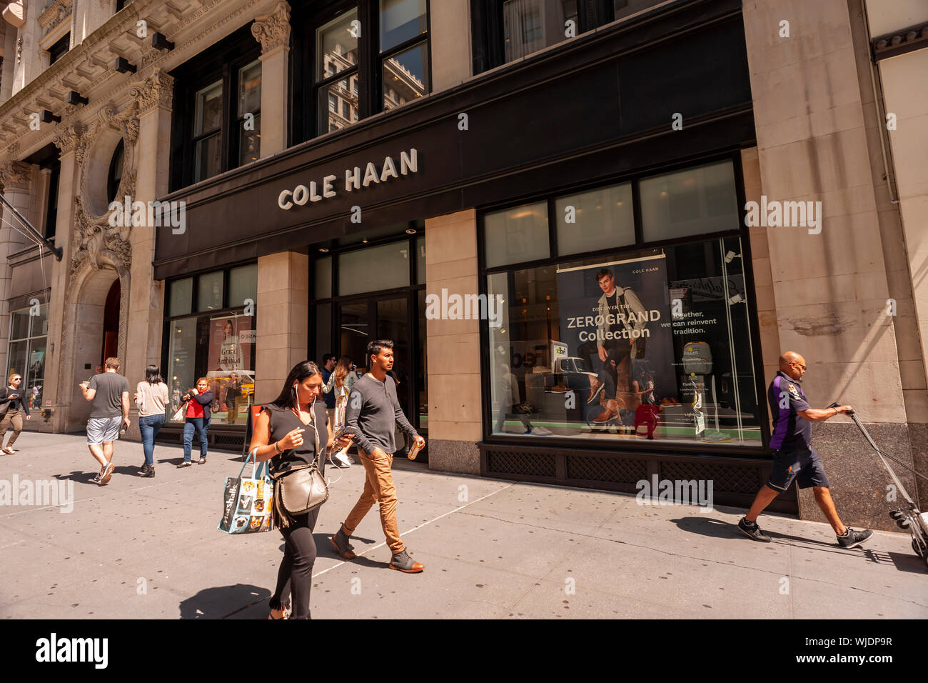 Un Cole Haan store Cinquième Avenue à New York Lundi, 26 août, 2019. Cole Haan, actuellement détenu par Apax Partners, serait en préparation pour une IPO. (© Richard B. Levine) Banque D'Images