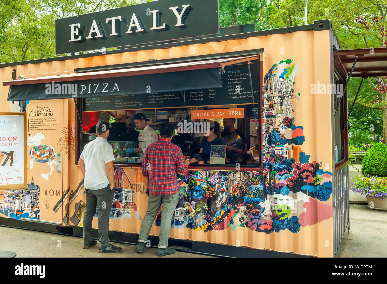 Le nouveau kiosque Eataly à Flatiron Plaza, en face de l'Italien Eataly Emporium, le jour de l'ouverture à New York, le Vendredi, Août 23, 2019. Le nouveau kiosque, nommé de façon appropriée, "Eataly à Flatiron Plaza", sert des pizzas al Padellino et gelato. Pizza al Padellino est une spécialité de la région du Piémont en Italie. (© Richard B. Levine) Banque D'Images