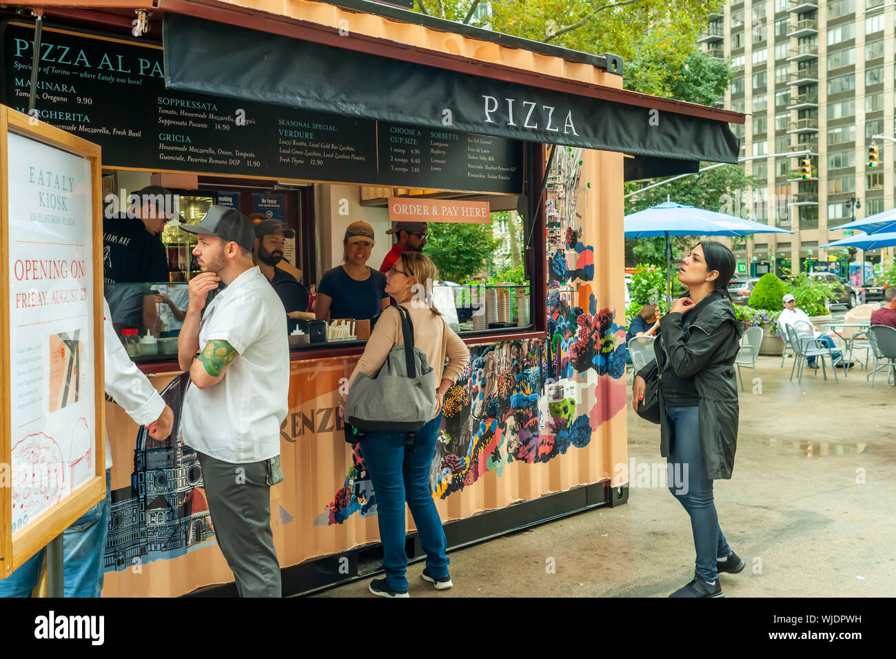 Le nouveau kiosque Eataly à Flatiron Plaza, en face de l'Italien Eataly Emporium, le jour de l'ouverture à New York, le Vendredi, Août 23, 2019. Le nouveau kiosque, nommé de façon appropriée, "Eataly à Flatiron Plaza", sert des pizzas al Padellino et gelato. Pizza al Padellino est une spécialité de la région du Piémont en Italie. (© Richard B. Levine) Banque D'Images
