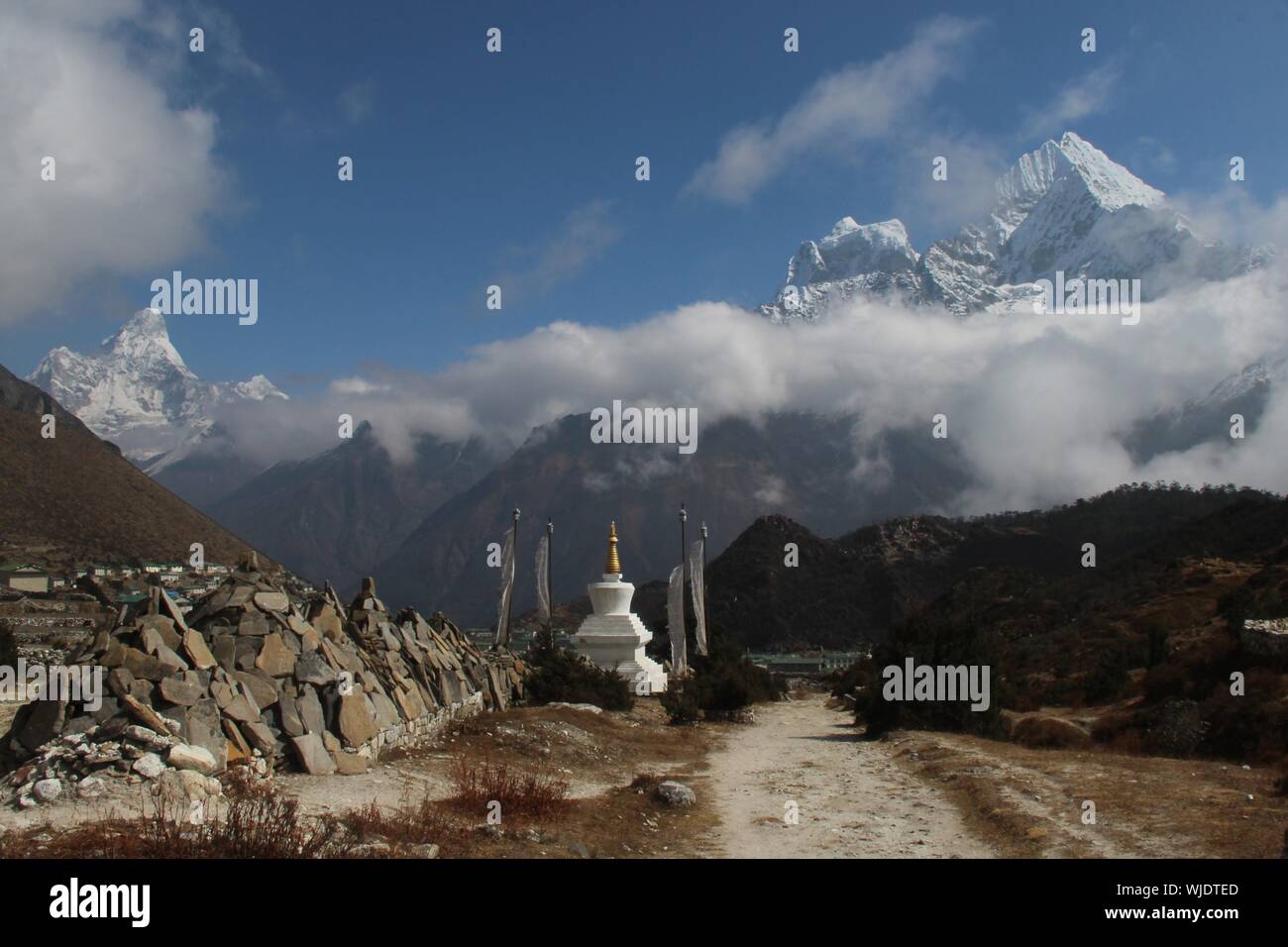 White stupa sur everest trek Banque D'Images White stupa sur everest trek Banque D'Images