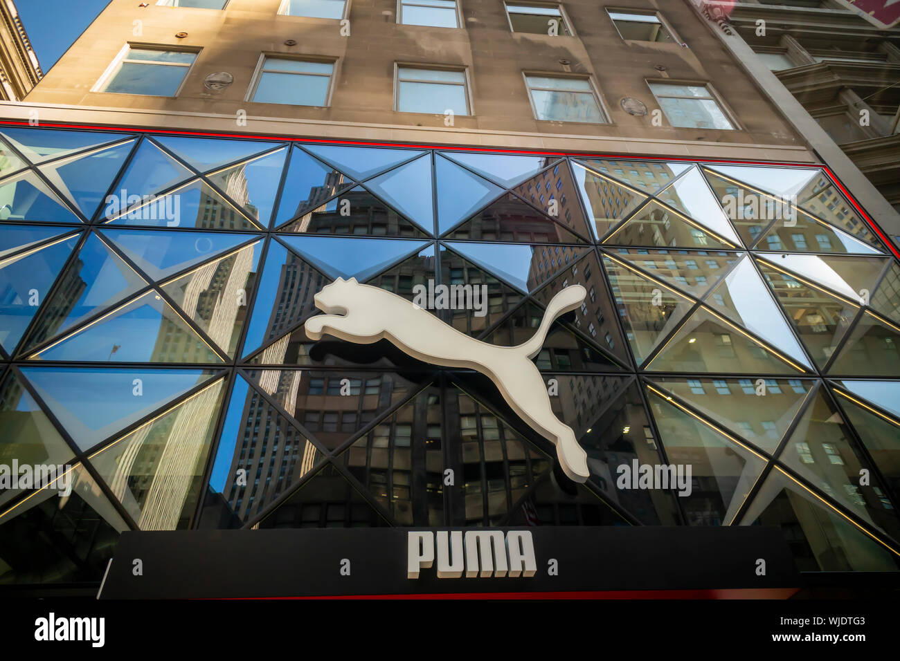Les internautes et les visiteurs affluent de l'ouverture récente du magasin  phare de Puma sur la Cinquième Avenue à New York le jeudi 29 août, 2019.  Les 18 000 pieds carrés, deux